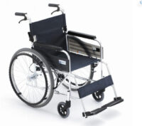 輪椅王 由著名日本品牌Miki ST43JL-22手推輪椅設計的標準手動輪椅,具有大後輪、小前輪和腳踏板。框架為金屬材質,配有時尚的黑色休息區和舒適的扶手。