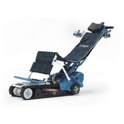 Wheelchair King [Última tercera generación - máquina de escaleras para sillas de ruedas] Wheelchair King es el agente exclusivo de la marca taiwanesa Yuanlun AIDBASE modelo HKSC 970B. Es una silla móvil para subir escaleras de color azul, equipada con barandillas y un asiento y respaldo con diseño de rejilla. personas con discapacidad.