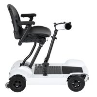 輪椅王 獨家代理台灣品牌Merits ST564電動代步車的側視圖，具有白色電動代步車，配有黑色座椅、扶手和車把。
