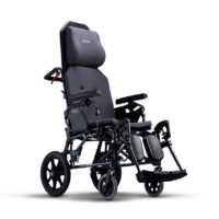 輪椅王 黑色人體工學輪椅,配有頭枕、可拆卸扶手、腿部支撐和不同尺寸的輪子,提供舒適性和移動性。這款台灣品牌 Karma KM-60(S) 細後輪超窄高背輪椅旨在提供卓越的支撐和易用性。