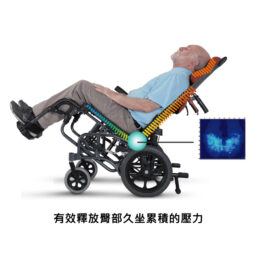 輪椅王 老人斜倚在台灣品牌 Karma KM-9580 空中傾倒高背輪椅上，圖中顯示了指示減壓區域的熱圖。下面的中文翻譯為「有效緩解臀部長期坐著的壓力。