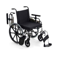 輪椅王 Miki HD-45 簡介:一款黑色和銀色手動輪椅,配有大後輪、較小前輪、帶襯墊的扶手和可調節腳踏板。這款日本品牌 Miki HD-45 高承重輪椅專為提供卓越的舒適度和支撐而設計。