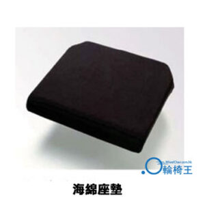 輪椅王 白底下展示黑色座墊，右下角有一些漢字文字。這款時尚配件與品牌日本Miki HD-45高承重輪椅完美搭配，增強舒適度與時尚感。