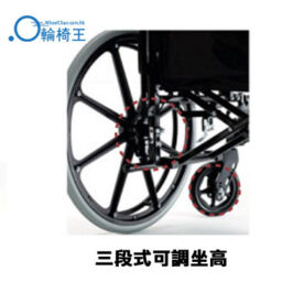 輪椅王 日本品牌 Miki HD-45 高承重輪椅的圖片，座椅高度可調。日本品牌Miki HD-45高承重輪椅具有較大的後輪和較小的前輪。圖像的頂部和底部有東亞語言的文字，顯示其日本品牌品質。