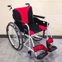 日本品牌 Miki MST43JL-22 手推輪椅，配有紅色和黑色座椅。