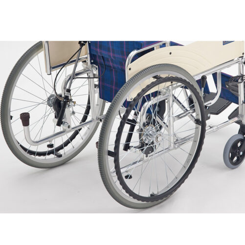 輪椅王 日本知名品牌Miki HB22高背輪椅的後輪和煞車特寫，配有藍色格子織品座椅和淺色框架。
