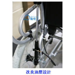 輪椅王 改裝雅健 OML15S 高背輪椅的特寫，採用增強型液壓設計。重點是已改進的組件和機制。日文文字可見。