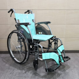 日本品牌 Miki Super Light 超輕多功能手推輪椅，配有藍色座椅和黑色輪子。