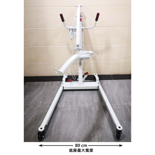 輪椅王 醫療站立輔助器，型號為WPH-DO8A電動升降機（分腿式吊帶布），寬度為80厘米，具有白色框架、軟墊手柄和四個輪子。它靠著瓷磚牆放置。