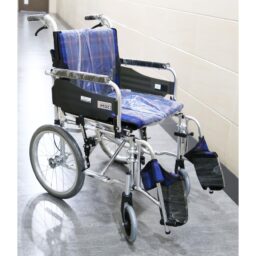 走廊上的日本品牌 Miki WPT63-JL 多功能手推輪椅的圖片。