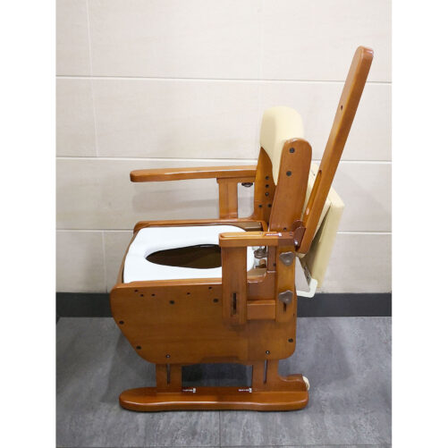 輪椅王 日本品牌 Aron AR-750L 座椅便椅的側視圖，這是一款帶有扶手和軟墊靠背的木製便椅，靠在瓷磚牆上。