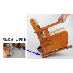 輪椅王 日本品牌 Aron AR-750L 座便椅，配有軟墊座椅和靠背，並具有移動機制。特寫鏡頭顯示椅子的輪子被用來輕鬆地在地板上移動。中文文字描述了這款日本品牌 Aron AR-750L 座椅便椅的設計，增加了舒適性和便利性。