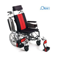 輪椅王 黑色和紅色日本品牌Miki LX-1高背輪椅,配有可調式腳踏板、軟墊扶手和頭枕。這款來自日本知名品牌的高背輪椅配有手動推手柄和大後輪,方便移動。