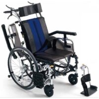 輪椅王 圖中展示的是日本知名品牌Miki LX-2高背輪椅,黑藍相間,配有可調式腳踏板和扶手。高背輪椅配有側煞車、手輪和軟墊座椅。