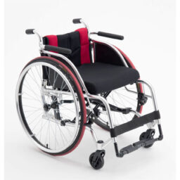 白色背景上的黑色和紅色日本品牌 Miki SP-1 運動輪椅。
