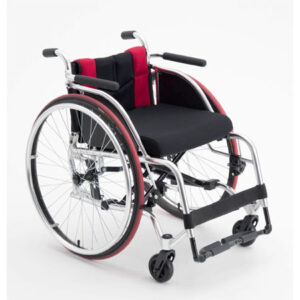 輪椅王 隆重介紹日本品牌 Miki SP-1 運動輪椅，這是一款來自著名日本品牌的高性能運動輪椅。這款輪椅採用紅色和黑色緩衝墊、時尚的銀色框架和堅固的黑色手柄，前輪比後輪更小，以實現最佳的機動性。