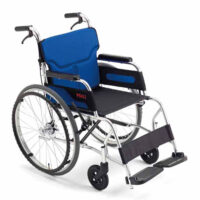 輪椅王 來自日本品牌Miki WLS-22手推輪椅的藍黑手動輪椅,具有堅固的金屬框架、兩個大後輪、兩個小前輪、扶手和腳踏板。
