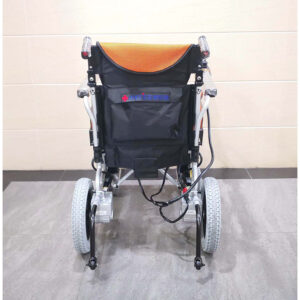 Fauteuil roulant électrique pliable Wheelchair King vu de l'arrière, avec sac de rangement noir et pneus blancs visibles. Ce fauteuil roulant électrique Merits WP902 de marque taïwanaise allie fonctionnalité et design élégant, offrant commodité et style.