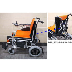 Fauteuil roulant électrique King orange et noir de la marque taïwanaise Advantage WP902 doté d'un joystick sur l'accoudoir gauche, adossé à un mur carrelé beige. La flèche bleue pointe vers une étiquette sur le dossier avec un texte dans une langue asiatique.