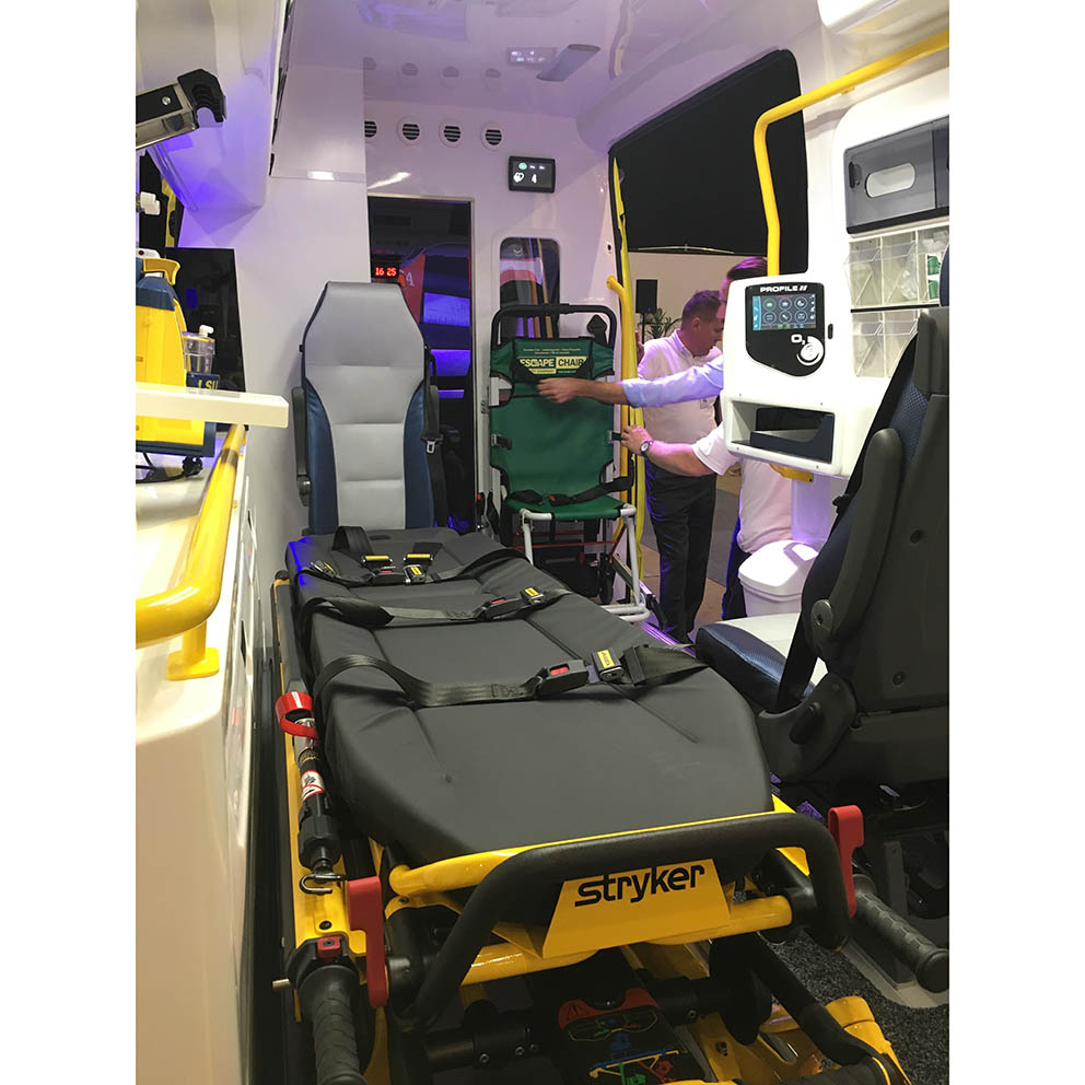 [ 輪椅王 ] 一輛配備電動樓梯疏散椅的救護車正在擔架上運送一名兒童。