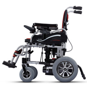 Silla de ruedas King silla de ruedas eléctrica plegable negra y plateada marca taiwanesa KARMA KP-25.2 Vista lateral de la silla de ruedas eléctrica, equipada con asiento acolchado, pedales y ruedas traseras grandes.