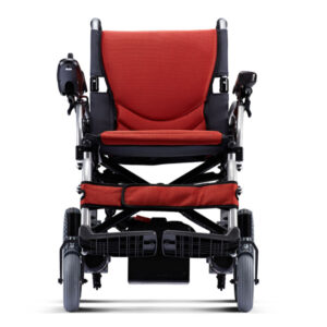 Vista frontal del rey de las sillas de ruedas Silla de ruedas eléctrica marca taiwanesa KARMA KP-25.2 con interior rojo y múltiples opciones de control.