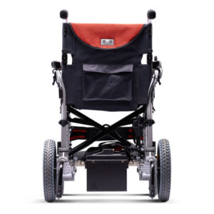 Vista trasera de la silla de ruedas manual plegable Wheelchair King, con grandes ruedas traseras, pequeñas ruedas delanteras y un asiento rojo y negro, que recuerda al diseño robusto de la silla de ruedas eléctrica de la marca taiwanesa KARMA KP-25.2.