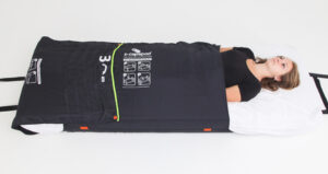 The wheelchair king is lying on the bed alone, using a black sleeping cabin with guidance illustrations.