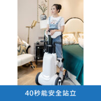 輪椅王 一位女士站在臥室裡,使用白色邦邦【垂直電動輪椅】BBR-XZ-YWJ-01。她穿著一件帶有圖案的白色 T 恤和藍色工作服。圖片底部的中文文字為「40秒能安全穩定」。