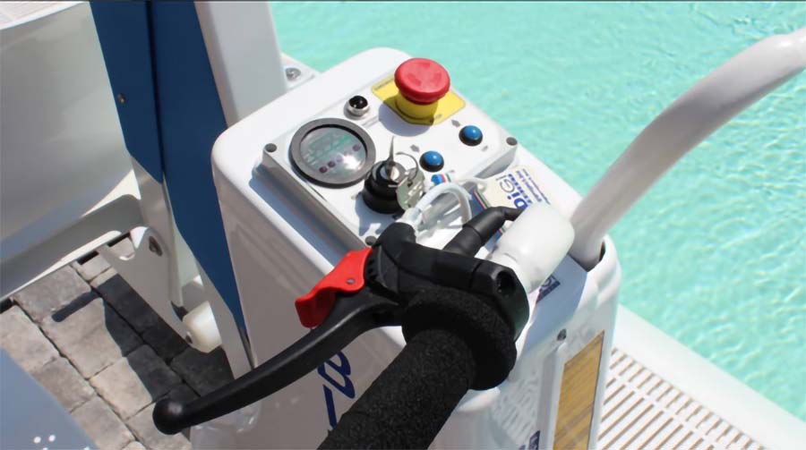 [ 輪椅王 ] 義大利品牌 Digi Project 便攜式泳池升降機 BLUONE，移動泳池升降機，配有壓力表，位於泳池旁的船上。