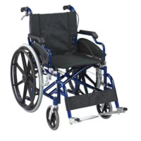 輪椅王 雅健WLK-10724是一款標準手動輪椅,具有黑色座椅和扶手、雙腳踏板、大後輪和小前輪,全部顯示在白色背景上。