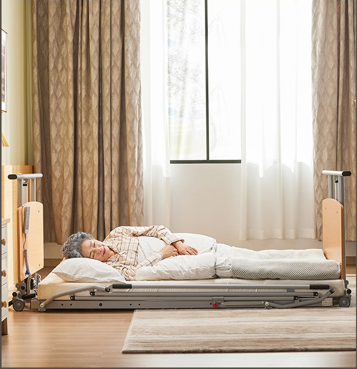 一名男子正在房間內的電動醫療床上休息。