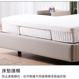 一張整理整齊的醫療床，在現代框架上配有白色床墊，床頭板上的小時鐘凸顯了這一點。