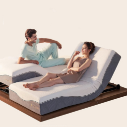 一對夫婦在配有獨立床墊的可調式分離式特大床上放鬆身心。