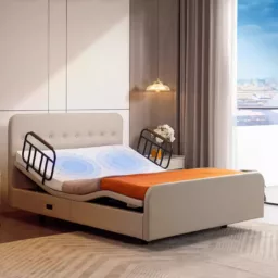 海景房內的一張床。