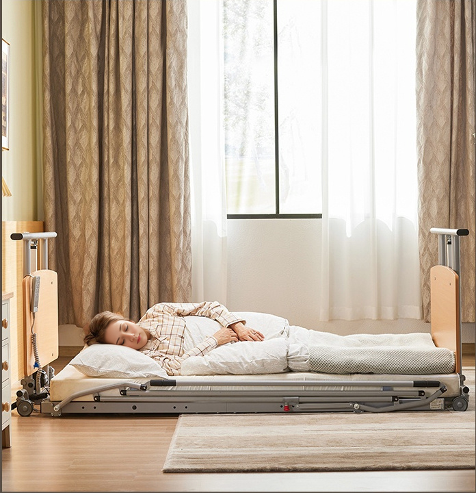 一名兒童躺在有欄桿的醫院病床上休息，房間有窗簾和窗戶，自然光線充足。