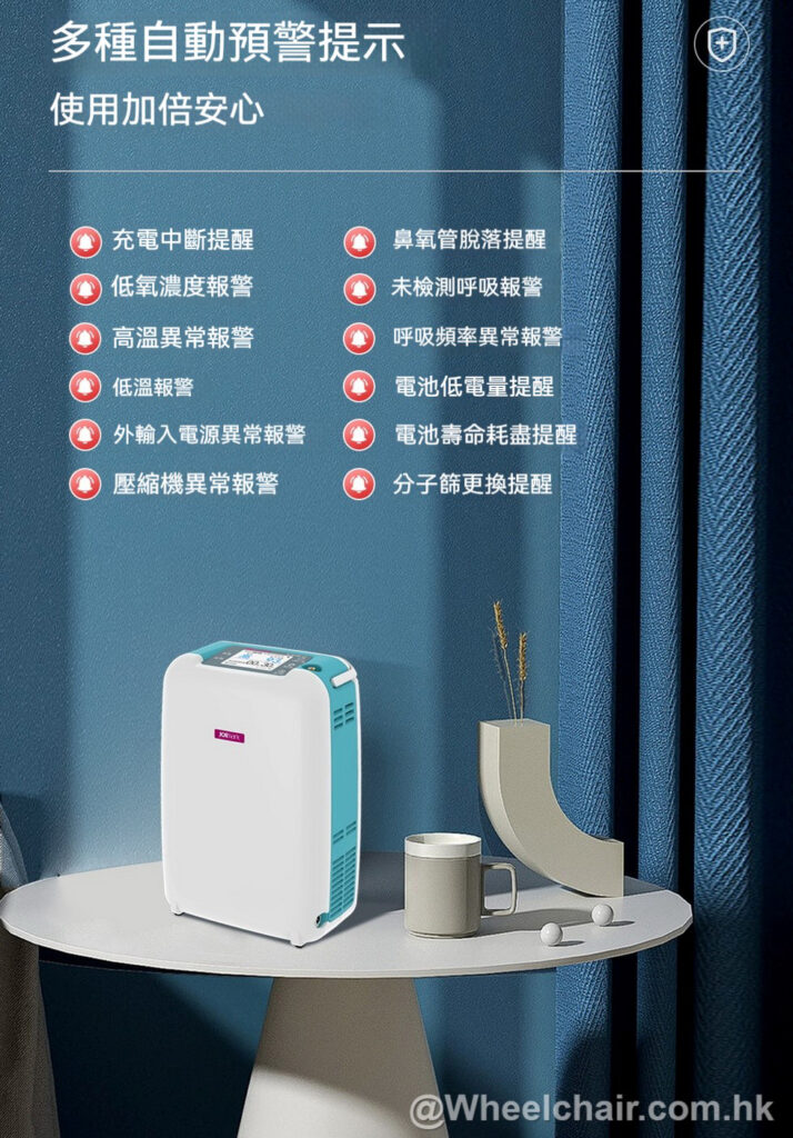 窗簾旁邊的桌子上有一台空氣清淨器，上面有描述性文字和圖標，概述了產品功能，包括中文自動預警系統，旁邊還有一個裝飾花瓶和杯子。