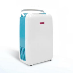 3公升流動製氧機(出口版) 香港優質品牌 WCMOP30 3L 制氧機 白色和藍色空氣冷卻器，純白色背景，配有提手。