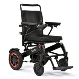 輪椅王 Sunrise Quickie Q50 電動輪椅，車輪上有紅色裝飾，採用可折疊設計和扶手，隔離在白色背景上。