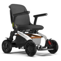 輪椅王 黑白Robooter E60 智慧電動輪椅(最大障礙物高度6cm)(10 寸前輪和後輪)(最小旋轉半徑85cm)(最大速度18km/hr),配有大而堅固的輪子、扶手和網狀座椅靠背,專為行動支援和智慧型手機控製而設計。
