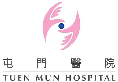 Le logo de l'hôpital Tuen Mun, client de Wheelchair King, est un symbole rose et bleu, comme deux mains tenant un point bleu, avec des caractères chinois en haut et le nom anglais « Tuen Mun Hospital » en dessous.