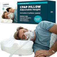 【輪椅王】 一名男子側睡,使用 Lunderg CPAP 呼吸機,面罩連接到 CPAP 機器。他身後的產品包裝上寫著“CPAP 枕頭可調節高度”,並表明它包括兩個枕頭套。適合各種睡姿。