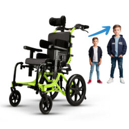 [Roi en fauteuil roulant] Photo de fauteuil roulant pour enfants vert et noir, Taiwan Karma Flexx Adapt, avec appui-tête. Il y a deux personnages de petits garçons à côté, un petit et un grand, avec des flèches pointant du plus petit au plus grand, symbolisant la façon dont ce fauteuil roulant couché à dossier haut qui grandit avec les enfants grandit avec votre enfant.
