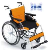 【輪椅王】 一款手動輪椅,被確定為日本品牌 Miki FR43JL-22 手推輪椅(特別設計輪椅力大幅減低)型號,採用黑色和橙色座椅,後輪較大,前輪較小。背景中可以看到外文文字。