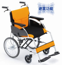 【輪椅王】 亮橙色和黑色輪椅,配有扶手、腳踏板和大後輪。上面有藍色文字的日文字。這款日本ブランドMiki MCSC-43JL手押し車椅(輪椅型號:FR43JL-16)將功能與設計融為一體。
