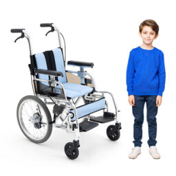 [Wheelchair King] Un fauteuil roulant poussé à la main de marque japonaise Miki MUT-1ER avec un coussin bleu (poussée arrière extra haute, pratique pour prendre soin des enfants) (modèle Wheelchair King : MPT-60(ER)BW) est situé sur un personne portant une chemise bleue à côté d'un petit garçon en pantalon sombre.