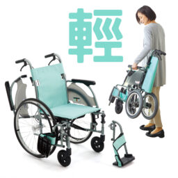 【車椅子の王様】折りたたみ式の軽量車椅子を抱える女性。この製品は、日本ブランドのミキ CRT-3/MOCSW-43J (LK1) 多機能手押し車椅子 (シート バック パッド ライト グリーンまたはブルーのオプションで利用可能) (車椅子キング モデル: スーパー ライト 22) で、組み立てと折りたたみ後の状態です。背景に大きな文字が含まれている