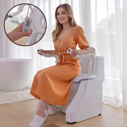 【車いすの王様】SLDのトイレ昇降椅子にオレンジ色のドレスを着た女性が座っています。拡大図は、ボタンのあるコントロール パネルを持っている手を示しています。明るいバスルームになりそうな雰囲気です。