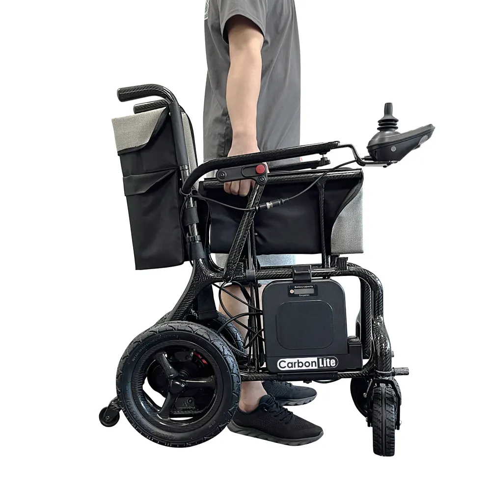 [Wheelchair King] One person holds the ultra-light 15 kg Carbon Lite carbon fiber electric wheelchair WCKSM-507, which adopts a folding design, comes with a storage bag and a stylish control panel.
