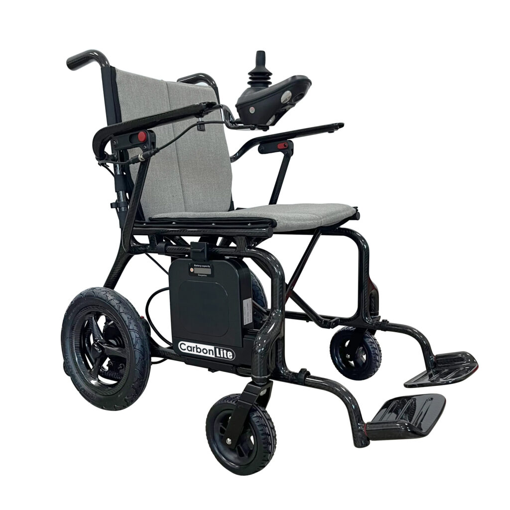 [Wheelchair King] A lightweight gray electric wheelchair weighing only 15 kilograms, equipped with joystick controls and foldable footrests. This carbon fiber electric wheelchair model WCKSM-507 features four wheels and a Carbon Lite label on the battery pack, ensuring convenience and performance.